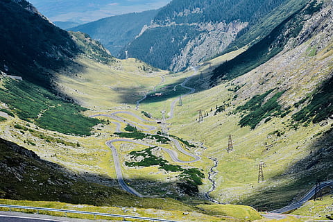 aereo, guarda la fotografia, strada asfaltata, montagna, nuvole, luce del giorno, erba, paesaggio, montagne, natura, all'aperto, fiume, strade, rocce, scenario, panoramico, vista, cielo, acqua, scenics - natura, bellezza nella natura, ambiente, catena montuosa, scena non urbana, scena tranquilla, la tranquillità, strada, nessuno, valle, terra, giorno, a distanza, colore verde, idilliaco, pianta, vista dall'alto, tortuosa strada, 5K, CC0, dominio pubblico, privo di copyright