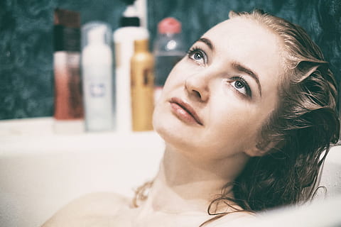 Fotoshooting, Modell-, schießen, Dame, Frau, Mensch, Aktivität, Pose, Porträt, Schönheit, eine Person, Erwachsene, Kopfschuss, schöne Frau, schöne Leute, drinnen, Badezimmer, häusliches Badezimmer, Entspannung, junger Erwachsener, lächelnd, Haar, Körperpflege, Wohnraum, Badewanne, menschliches Gesicht, Frisur, 1080P, CC0, gemeinfrei, lizenzfrei