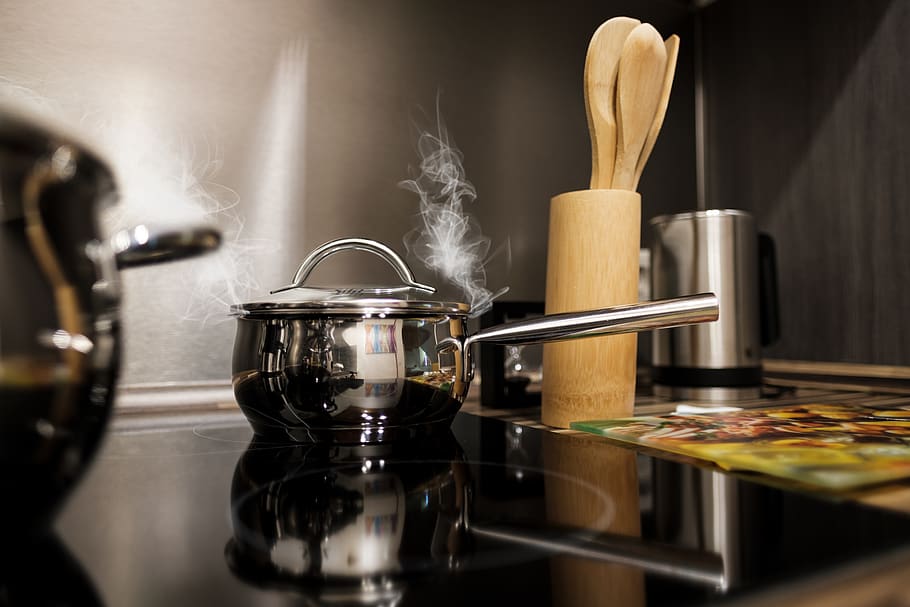 cucina, cucinare, pentola, stufa, vapore, caldo, utensile da cucina, in casa, calore - temperatura, attrezzature domestiche, stanza domestica, recipiente di cottura, cucina domestica, fumo - struttura fisica, nessuno, apparecchio, preparazione, casa, avvicinamento, messa a fuoco selettiva, legno - materiale, cibo e bevande, bollente, preparando il cibo, cucchiaio di legno, casseruola, 5K