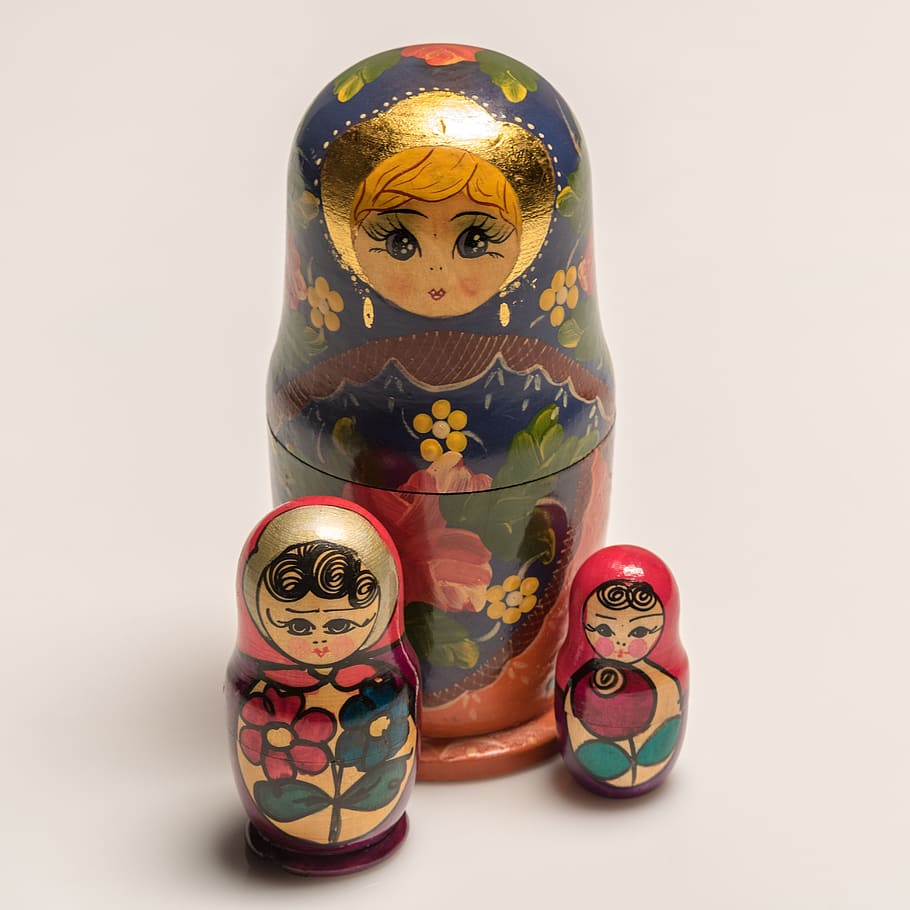 ninots apilables russos, nina, joguina, art i artesania, artesania, creativitat, representació, natura morta, cap gent, a l'interior, tir de l'estudi, fons blanc, primer pla, patró, ceràmica, representació humana, gerro, figureta, tallar, motiu floral, 4K