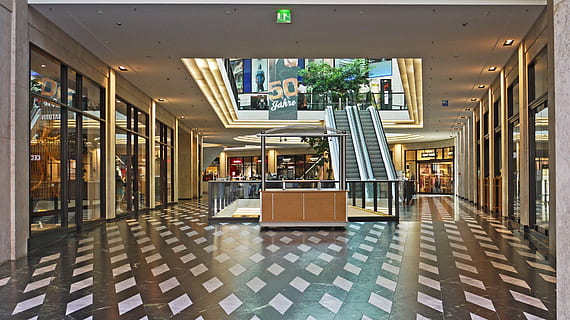 centre commercial, galerie marchande, vente au détail, la fenêtre, exquis, luxe, architecture, dans, maison, à plusieurs étages, escalier mécanique, lumière, moderne, mode, Vêtements, élégant, en miroir, réflexion, achats, Münster Arkaden, structure construite, à l'intérieur, bâtiment, carrelage, tuile, journée, sol, bibliothèque, personne, siège, couloir, éducation, meubles, arcade, table, vide, plafond, lampe électrique, 2K, CC0, domaine public, libre de droits