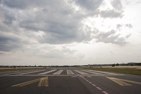 , Himmel, wolke - himmel, Straße, Transport, Flughafen-Rollbahn, Flughafen, die Straßenmarkierung, Symbol, Markierung, Zeichen, Natur, keine Leute, Richtung, der Weg nach vorn, Umgebung, Tag, Landschaft, Asphalt, draußen, abnehmende Perspektive, Trennlinie, 4K, CC0, gemeinfrei, lizenzfrei