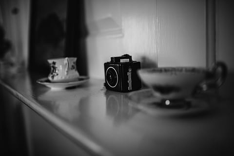 camera neagră, Electronică, aparat foto, ceașcă, cană de cafea, ceramică, masa, mobila, farfurioară, camera digitala, raft, deget, farfurie, masă, alimente, siluetă, lemn, de masă, calculator, PC, coridor, în interior, selectiv, aparat de fotografiat - echipament fotografic, fotografii tematice, natură moartă, nici o persoana, halbă, a închide, băutură, mancare si bautura, tehnologie, cafea - băutură, cafea, faianță, vechi, ceai de ceai, 4K, CC0, domeniu public, fără drepturi de autor