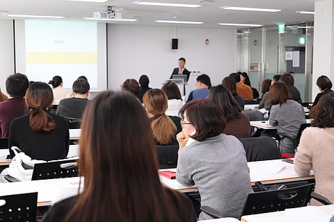 conférence, instructeur, salle de cours, pièce, cette entreprise d'acier spéciale, prof, éducation, séminaire, homme, école, permanent, étude, cette maison, entreprises de fenêtres 24, centre d'affaires de Séoul, la foule, beaucoup de gens, groupe de personnes, Vrais gens, femmes, grand groupe de personnes, Hommes, adulte, foule, séance, unité, à l'intérieur, groupe, vue arrière, table, Activité de loisir, siège, meubles, adolescent, 5K, CC0, domaine public, libre de droits