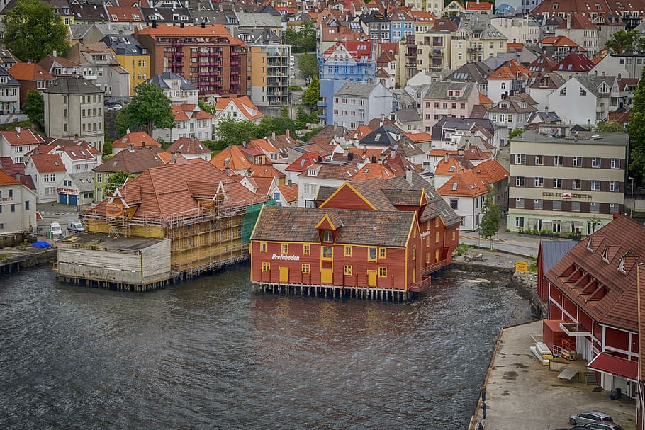paisatge, bergen, noruega, estructura construïda, arquitectura, exterior de l'edifici, edifici, barri residencial, aigua, ciutat, sostre, vista d’angle alt, dia, cap gent, davant del mar, casa, vaixell nàutic, a l'aire lliure, transport, naturalesa, manera de transport, canal, 5K