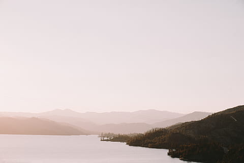Wald in der Nähe von See, Whiskeytown Lake, Vereinigte Staaten, draußen, Küste, Wasser, Natur, Meer, Ozean, roter Himmel, Sonnenuntergang, Sonnenaufgang, Himmel, Dämmerung, Landschaft, grau, Strand, Vorgebirge, Szenen - Natur, Ruhe, Berg, ruhige Szene, Schönheit in der Natur, See, kopieren sie platz, klarer Himmel, Ufergegend, Nicht-städtische Szene, keine Leute, Gebirge, Baum, idyllisch, Pflanze, Tag, 8K, CC0, gemeinfrei, lizenzfrei