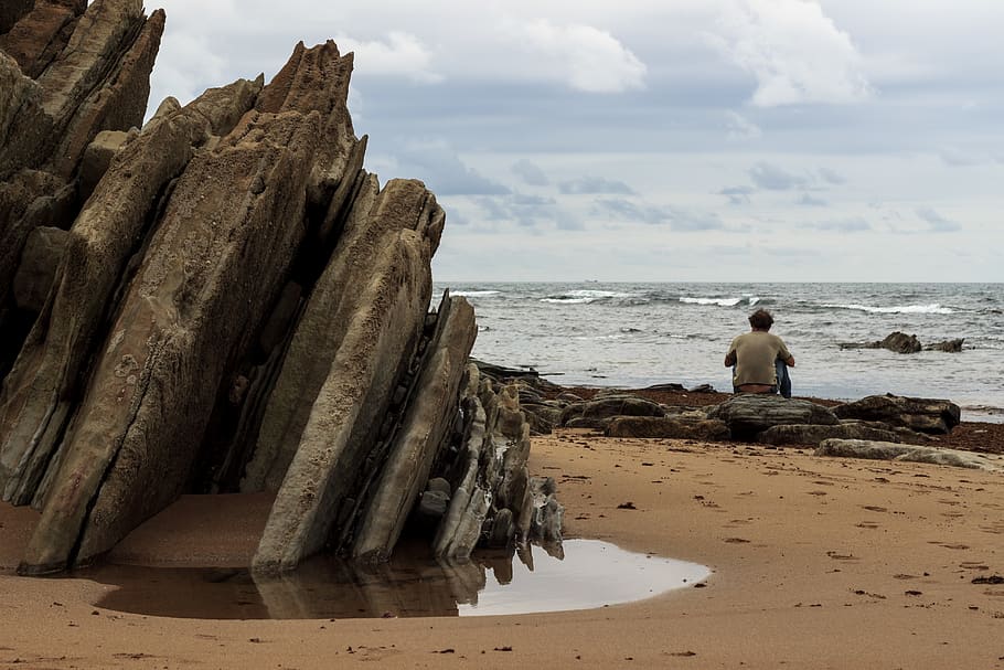 Spanien, Sopelana, playa arrietara, Wolken, Wellen, Wasser, Felsen, Denken, Wind, Reflexion, Meer, Strand, Himmel, Land, wolke - himmel, Horizont, Horizont über Wasser, Szenen - Natur, Natur, Schönheit in der Natur, Tag, Rock, solide, Rock - Objekt, Felsformation, Sitzung, ruhige Szene, Rückansicht, draußen, 5K