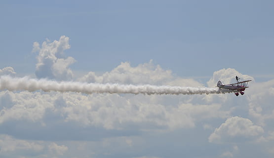 fly, akrobatik, skyer, flyvningen, luftfart, flyvende, dygtighed, himmel, luftfartøj, sky - himmel, transportform, transportmidler, på farten, bevægelse, røg - fysisk struktur, luft show, natur, dag, lav vinkel visning, kampfly, ingen mennesker, hastighed, militære flyvemaskine, Midt i luften, dampspor, udendørs, luftfartsindustrien, kunstflyvning, 2K, CC0, offentligt domæne, royaltyfrie