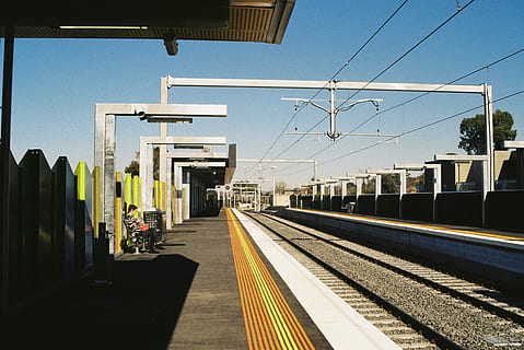 melbourne, Austrálie, architektura, krajina, filmphotography, řádky, žlutá, slunný, modrý, 35 mm, vlakové nádraží, železniční dopravy, přeprava, způsob dopravy, dráha, nebe, železniční trať, nástupiště železniční stanice, veřejná doprava, železniční stanice, Příroda, slunečního světla, cestovat, čisté nebe, stavba, vlak, vlak - vozidlo, den, kabel, nikdo, venku, čekání, stanice, 5K, CC0, veřejná doména, bez autorských práv
