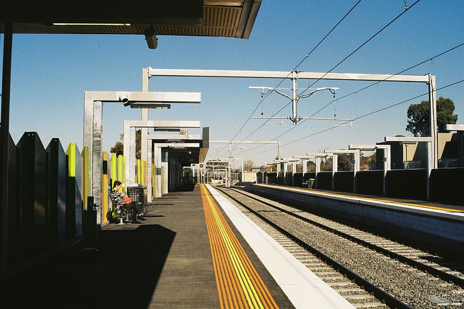 Melbourne, Austràlia, arquitectura, paisatge, filmphotography, línies, groc, assolellat, blau, 35 mm, estació de tren, transport per ferrocarril, transport, manera de transport, pista, cel, vies del ferrocarril, plataforma d’estació de ferrocarril, transport públic, estació de ferrocarril, naturalesa, llum solar, viatjar, cel clar, estructura construïda, tren, tren - vehicle, dia, cable, cap gent, a l'aire lliure, esperant, estació, 5K