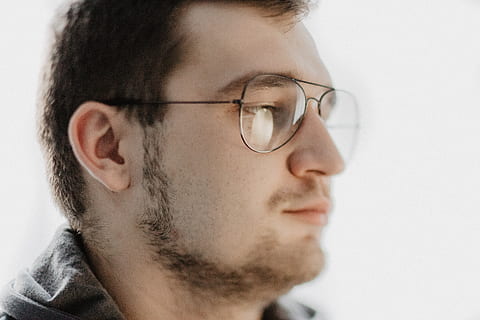 mand iført briller, person, human, briller, tilbehør, ansigt, mand, polska, Polen, kanon, tilt skift, skæg, hoved, finger, øre, læbe, mund, hud, beskyttelsesbriller, hår, hovedskud, en person, portræt, kropsdel, indendørs, menneskelig kropsdel, ansigtshår, overvejelse, voksen, tæt på, hvid baggrund, studio skud, ung voksen, herrer, menneskeligt ansigt, leder, profilvisning, 5K, CC0, offentligt domæne, royaltyfrie