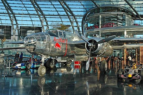 persona, humà, hangar, edifici, avions, avió, transport, vehicle, Salzburg, hangar de toro vermell 7, Austràlia, roda, màquina, avió de guerra, bombarder, aeroport, ciutat, urbà, metròpolis, reflexió, estructura construïda, vidre - material, arquitectura, manera de transport, dia, a l'interior, viatjar, cap gent, transparent, indústria, vehicle aeri, fàbrica, terminal de l’aeroport, 2K, CC0, domini públic, lliure de regalies