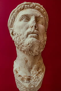 galva, Rokas, Graikija, Senovinis, senas, klasikinis, raudona, veidas, žmogus, kūnas, dalis, nosis, barzda, balta, marmuras, statula, viršuje, vadovas, skulptūra, menas ir amatai, žmogaus atstovavimas, spalvotas fonas, studija, raudonas fonas, vyrų panašumas, kūrybiškumas, atstovavimas, Iš arti, žmogaus veidą, patalpose, amatų, istorija, kūno dalis, 4K, CC0, Viešasis domenas, nemokamai