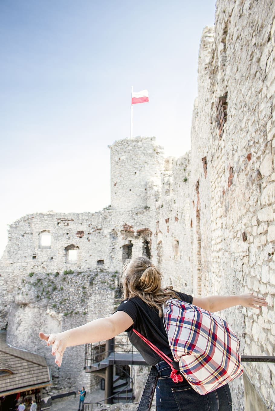 dona, portar, negre, superior, adult, arquitectura, vista posterior, motxilla, rossa, edifici, castell, ruïnes del castell, dom, diversió, noia, edifici històric, oci, monument, a l'aire lliure, recreació, ruïnes, visites turístiques, força, estiu, viatjar, desgast, jove, exterior de l'edifici, estructura construïda, persones reals, història, el passat, activitat d'oci, estils de vida, bandera, el patriotisme, una persona, cel, dones, paret, vista del darrere, naturalesa, turisme, dia, braç humà, 4K