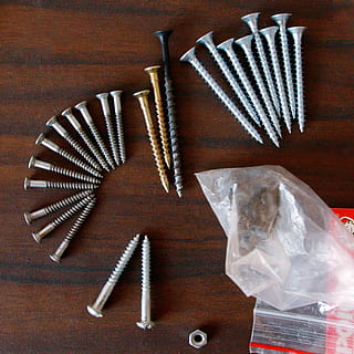aparafusar, parafuso, parafusado, fechar-se, bastão, aço, ferramenta, reparar, , dentro de casa, metal, mesa, ainda vida, madeira - material, ninguém, grande grupo de objetos, visão de alto ângulo, diretamente acima, variação, equipamento, escolha, prateado colorido, tiro do estúdio, ferramenta de trabalho, arte e Artesanato, ordem, , CC0, domínio público, royalty free