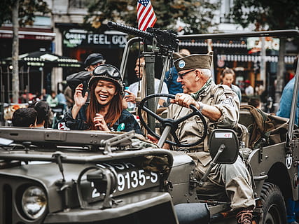 pria, wanita, berkuda, suv, kebahagiaan, kegembiraan, ramah, angkutan, senjata, orang, eropa, tentara, ww2, perang Dunia 2, parasutis, Jepang, Amerika, jip, perdamaian, perang, moda transportasi, sekelompok orang, perempuan, sepeda motor, laki-laki, emosi, Arsitektur, orang-orang, Kendaraan bermotor, orang sungguhan, dewasa, kendaraan darat, kota, orang tak terduga, gaya hidup, hari, kebebasan, bendera, mobil, pengendara sepeda, kemerdekaan, 4K, CC0, domain publik, bebas royalti