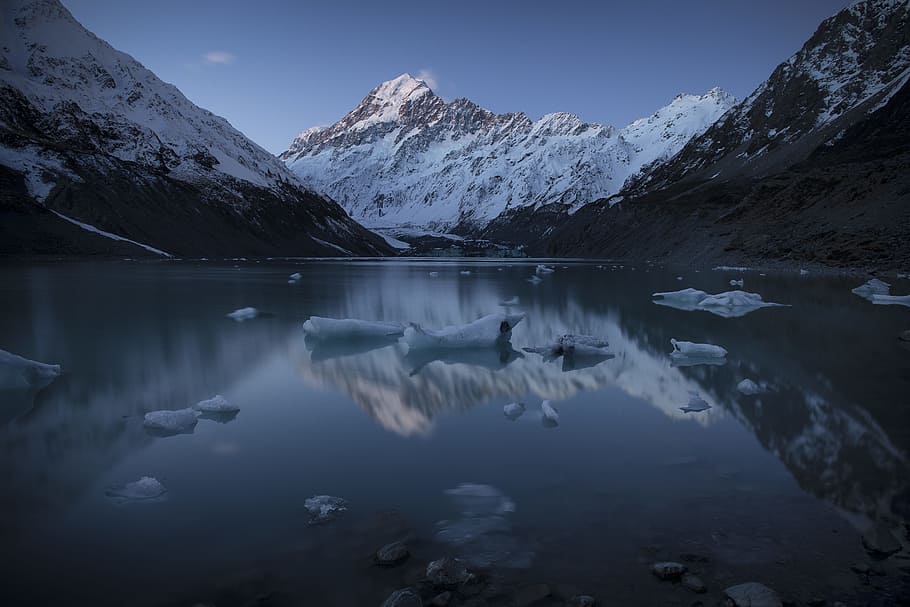 neu, cobert, muntanya, cos, aigua, durant el dia, calma, blau, serè, aoraki / mt cook, Nova Zelanda, canviant d'humor, aigua tranquil·la, llac, moutain, hivern, temperatura de fred, escenics - natura, bellesa a la natura, Serra, reflexió, escena tranquil·la, tranquil·litat, cel, naturalesa, muntanya nevada, cap gent, medi ambient, paisatge, gel, cim de muntanya, flotant a l'aigua, 5K
