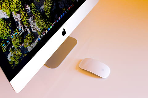 zapnutý stříbrný imac, vedle, jablko kouzelná myš, nikdo, rostlina, Příroda, vysoký úhel pohledu, strom, den, venku, moderní, architektura, květ, stavba, nástěnný prvek, technologie, bílá barva, růžová barva, krása v přírodě, náklon, detail, voda, 2K, CC0, veřejná doména, bez autorských práv