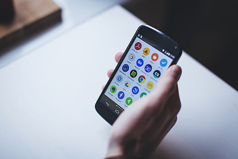 Smartphone, Technologie, Apps, Mobiltelefon, Bildschirm, Android, menschliche Hand, kabellose Technologie, Hand, halten, menschliches Körperteil, Kommunikation, eine Person, Nahansicht, High Angle View, Verbindung, drinnen, Wahl, tragbares Informationsgerät, selektiver Fokus, Erwachsene, 4K, CC0, gemeinfrei, lizenzfrei