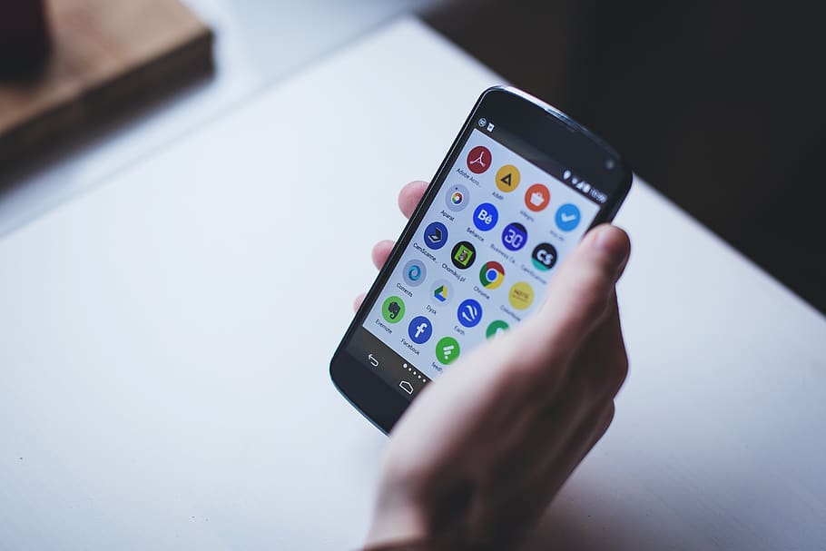 smartphone, tecnologia, aplicacions, telèfon mòbil, pantalla, android, mà humana, tecnologia sense fils, mà, celebració, part del cos humà, comunicació, una persona, telèfon intel·ligent, primer pla, vista d’angle alt, connexió, a l'interior, elecció, dispositiu d’informació portàtil, enfocament selectiu, adult, 4K