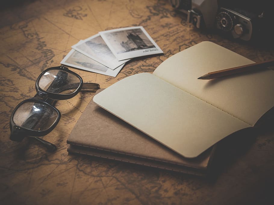 fotografia, fotografo, collezione, oggetto, telecamera, carta, libro, bicchieri, lente, tavolo, in casa, pubblicazione, natura morta, nessuno, vista dall'alto, penna, avvicinamento, documento, gruppo di oggetti, occhiali, legno - materiale, nostalgia, penna stilografica, bloc notes, attività commerciale, piccolo gruppo di oggetti, 1080P