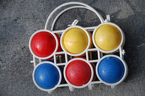 bocce, pilotes, boule, jugar, esport, petanca, francès, esport d’orientació, plaer, relaxa't, passatemps, França, pilota, estil de vida, pasatemps, activitat d'oci, cap gent, vermell, variació, vista d’angle alt, elecció, multicolor, directament a sobre, grup d'objectes, primer pla, groc, natura morta, carretera, dia, grup mitjà d'objectes, en fila, a l'interior, gris, seguretat, equips d’il·luminació, 2K, CC0, domini públic, lliure de regalies
