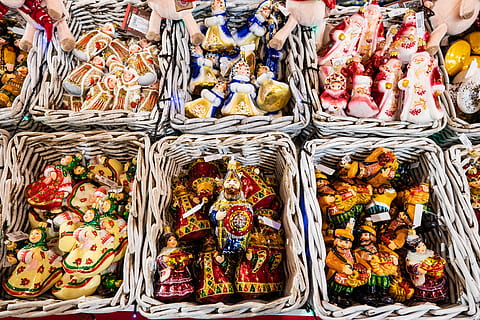 blanc, cistelles de vímet, assortit, figuretes, elecció, gran grup d'objectes, variació, venda al detall, a la venda, mercat, abundància, multicolor, natura morta, cap gent, arranjament, marc complet, Paradeta, menjar i beguda, negoci petit, menjar, fons, negocis, dia, frescor, ordre, visualització al detall, venda, consumisme, 8K, CC0, domini públic, lliure de regalies