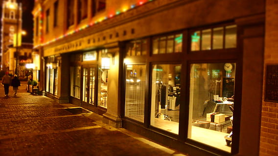 dos, personas, en pie, junto a, restaurante, arquitectura, bar, difuminar, boutique, edificio, ciudad, comercial, edificio comercial, luz, ventanas de visualización, establecimiento, noche, hotel, adentro, diseño de interiores, ligero, museo, ladrillos rojos, habitación, compras, valores, calle, pasarela, iluminado, exterior del edificio, estructura construida, ventana, personas incidentales, material de vidrio, almacenar, al aire libre, estilos de vida, Al por menor, negocio, hombres, sendero, equipo de iluminación, 4K, CC0, dominio público, libre de derechos