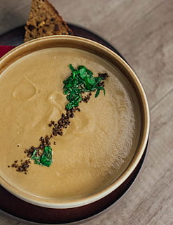 verd, fulles, marró, sopa, bol, pa, contenidor, crema, cremós, deliciós, epicure, menjar, fotografia de menjar, des de dalt, vaixella, saborós, menjar i beguda, taula, frescor, a l'interior, herba, natura morta, primer pla, llest per menjar, vista d’angle alt, decorar, centrar-se en primer pla, cap gent, benestar, material de fusta, alimentació saludable, indulgència, full, coriandre, 5K, CC0, domini públic, lliure de regalies