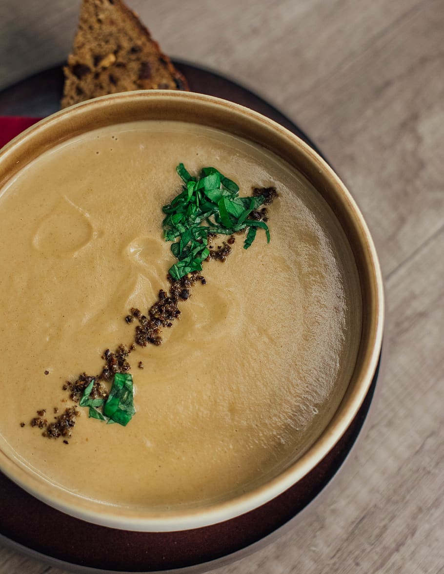 verd, fulles, marró, sopa, bol, pa, contenidor, crema, cremós, deliciós, epicure, menjar, fotografia de menjar, des de dalt, vaixella, saborós, menjar i beguda, taula, frescor, a l'interior, herba, natura morta, primer pla, llest per menjar, vista d’angle alt, decorar, centrar-se en primer pla, cap gent, benestar, material de fusta, alimentació saludable, indulgència, full, coriandre, 5K