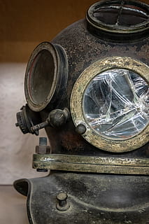 koło, maszyna, okno, reflektor, światło, kula, projektor, architektura, budynek, iluminator, lornetka, odzież, kask, strój, kompas, świetlik, wskaźnik, mekka, pociąg, wewnątrz, zbliżenie, martwa natura, metal, żadnych ludzi, stół, stary, szkło - materiał, skupić się na pierwszym planie, antyczny, drewno - materiał, posadzka, drink, przezroczysty, wysoki kąt widzenia, pojemnik, sprzęt, dzień, kształt, 5K, CC0, domena publiczna, darmowe zdjęcia