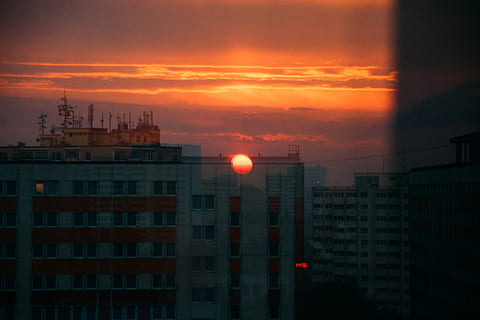 apus de soare, soare, lumina soarelui, fereastră, clădire, cer, dakr, set de soare, arhitectură, exteriorul clădirii, construită, nici o persoana, nor - cer, natură, oraș, culoare portocalie, în aer liber, industrie, turn, iluminat, viata de oras, zonă rezidențială, zgârie-nori, apartament, poluare, 5K, CC0, domeniu public, fără drepturi de autor
