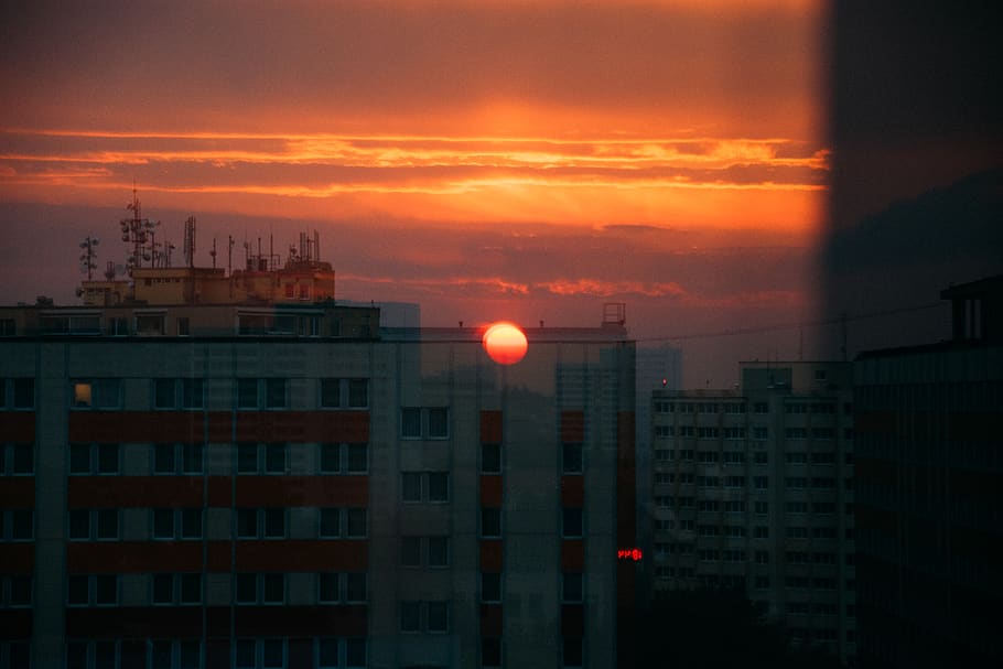 apus de soare, soare, lumina soarelui, fereastră, clădire, cer, dakr, set de soare, arhitectură, exteriorul clădirii, construită, nici o persoana, nor - cer, natură, oraș, culoare portocalie, în aer liber, industrie, turn, iluminat, viata de oras, zonă rezidențială, zgârie-nori, apartament, poluare, 5K
