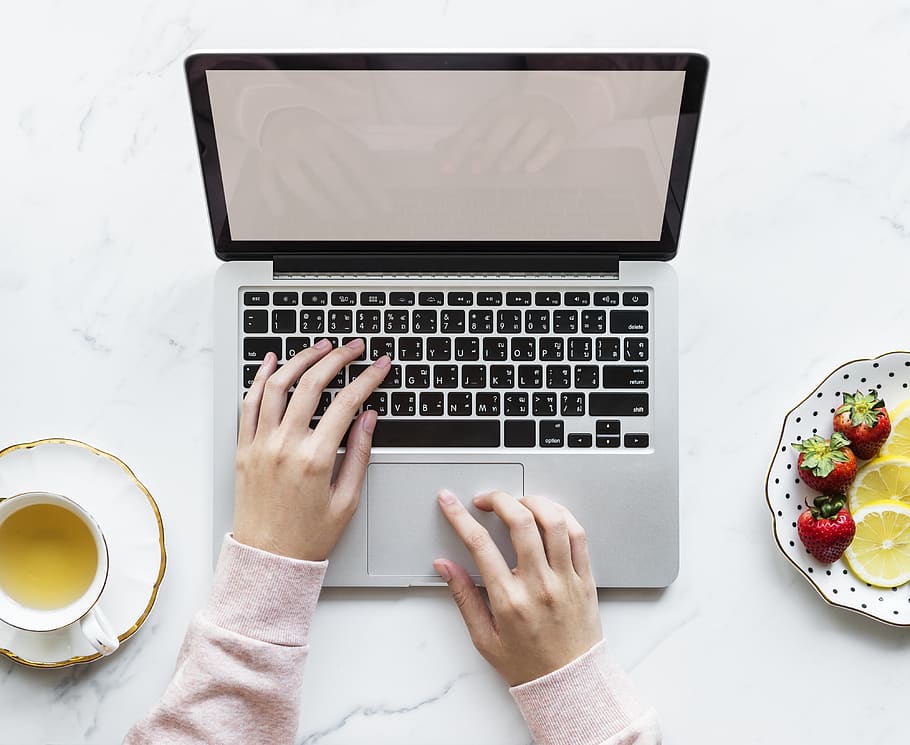person typing, bærbar, kop, apparat, drikke, feminin, fladt læg, flatlay, frugter, hænder, tastatur, citron, moderne, person, plade, transportabel, underkop, skærm, jordbær, te, te kop, teknologi, maskinskrivning, trådløs, arbejder, en person, menneskelig hånd, computer, hånd, menneskelig kropsdel, mad og drikke, rigtige mennesker, bord, krus, direkte over, forfriskning, forbindelse, trådløs teknologi, voksen, indendørs, bruger bærbar computer, finger, 4K