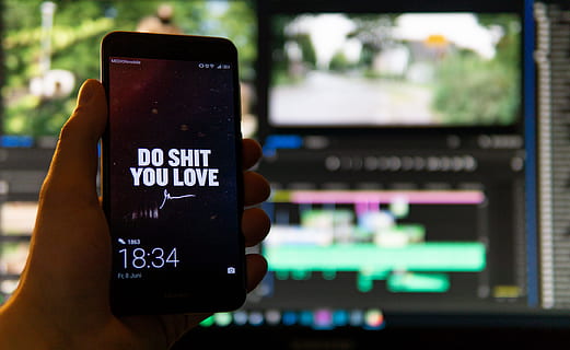 smartphone android preto, adobe, Adobe Premiere Pro, dispositivo, exibição, eletrônicos, edição de filme, fazendo um filme, Móvel, celular, edição de filmes, telefone, portátil, tela, Smartphone, tecnologia, tela sensível ao toque, papel de parede, trabalhos, comunicação, texto, focar em primeiro plano, roteiro ocidental, fechar-se, mão humana, tecnologia sem fio, mão, parte do corpo humano, conexão, ao controle, computador, música, cultura artística e entretenimento, dispositivo de informação portátil, equipamento, pessoas, dentro de casa, 5K, CC0, domínio público, royalty free