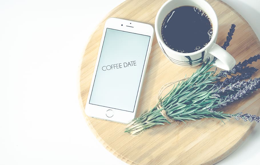 flatlay, fons, fons de pantalla, cafè, tassa de, iphone, text, fons blanc, comunicació, menjar i beguda, taula, a l'interior, tecnologia sense fils, menjar, natura morta, directament a sobre, telèfon intel·ligent, tecnologia, vista d’angle alt, telèfon mòbil, cap gent, dispositiu d’informació portàtil, beure, refresc, pantalla, material de fusta, frescor, missatge, 4K