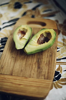 skive avocado frugt, plante, mad, avocado, frugt, honningbi, hvirvelløse, bi, insekt, dyr, grøn, frugter, sund mad, køkken, måltid, fad, karamel, dessert, blåbær, sushi, søm, mad og drikke, friskhed, selektiv fokusering, indendørs, stilleben, tæt på, velvære, træ - materiale, sund kost, skærebræt, bord, ingen mennesker, skive, grøntsag, overbærenhed, grøn farve, høj vinkel visning, klar til at spise, hakket, fristelse, snack, 5K, CC0, offentligt domæne, royaltyfrie