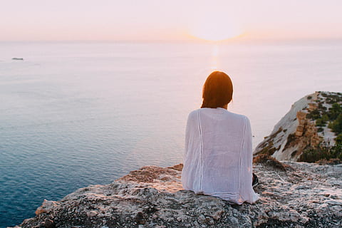 mujer, sentado, gris, rock, cuerpo, agua, aventuras, vista trasera, playa, nubes, amanecer, luz, paisaje, naturaleza, Oceano, relajación, rocas, arena, escénico, mar, marina, costa, cielo, verano, Dom, luz del sol, puesta de sol, vacaciones, ola, una persona, sólido, paisajes - naturaleza, roca - objeto, tranquilidad, belleza en la naturaleza, mirando a la vista, actividad de ocio, horizonte sobre el agua, al aire libre, peinado, contemplación, 4K, CC0, dominio público, libre de derechos