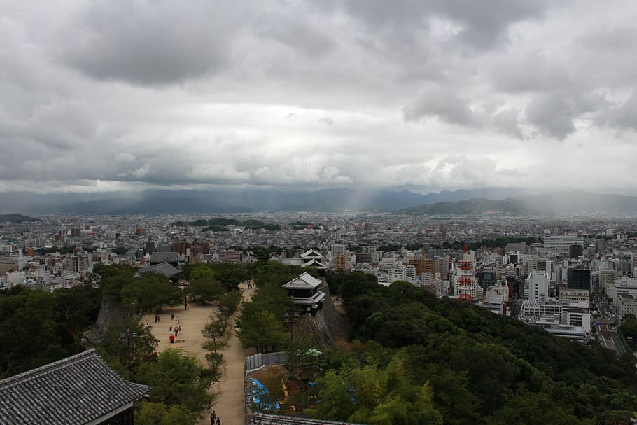 matsuyama, núvol de pluja, gotes de pluja, núvol, dutxa, cel, paisatge, Japó, castell de matsuyama, arquitectura, núvol - cel, exterior de l'edifici, estructura construïda, ciutat, paisatge urbà, edifici, vista d’angle alt, barri residencial, naturalesa, arbre, ple de gent, dia, planta, tempesta, a l'aire lliure, ominós, assentament, 5K