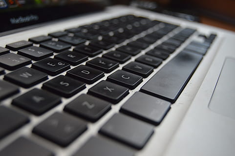 clavier d'ordinateur portable gris, affaires, ordinateur, l'Internet, clavier, clés, portable, macbook, Macbook Pro, la programmation, La technologie, fermer, équipement informatique, Technologie sans fil, texte, à l'intérieur, clavier d'ordinateur, la communication, mise au point sélective, personne, couleur noire, lettre, objet unique, lien, nombre, se concentrer sur le premier plan, clé d'ordinateur, équipement électrique, 5K, CC0, domaine public, libre de droits