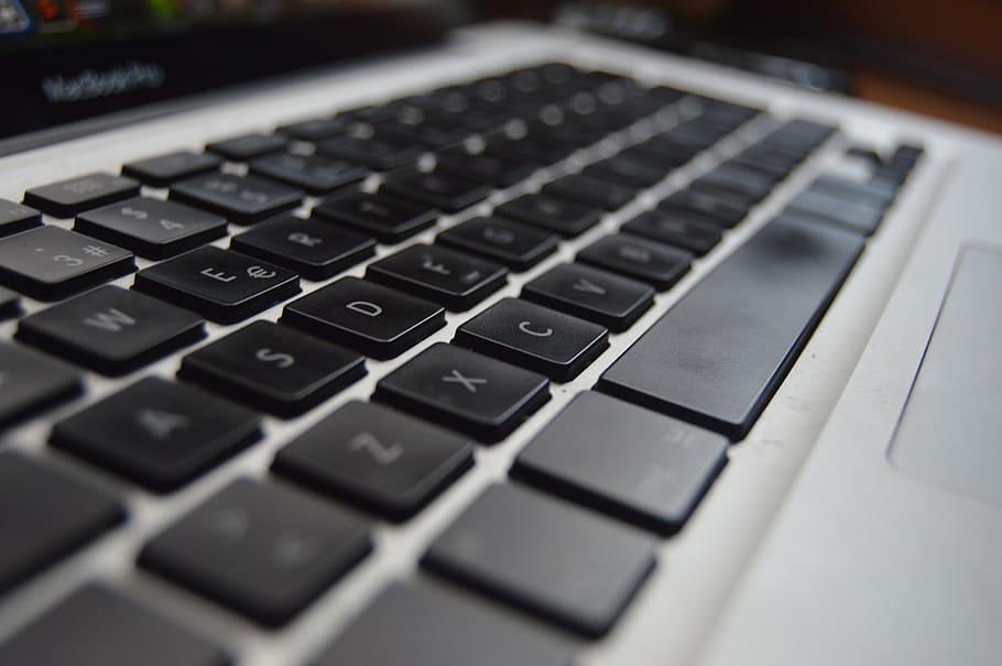 Teclat portàtil gris, negocis, ordinador, Internet, teclat, claus, portàtil, MacBook, MacBook Pro, programació, tecnologia, primer pla, equips informàtics, tecnologia sense fils, text, a l'interior, teclat d’ordinador, comunicació, enfocament selectiu, cap gent, color negre, carta, sol objecte, connexió, nombre, centrar-se en primer pla, clau d’ordinador, equipament elèctric, 5K