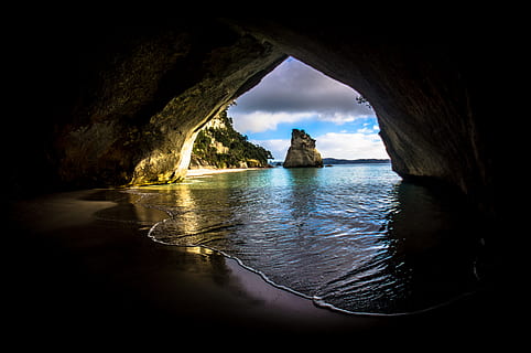 gris, marró, cova, oceà, platja, núvols, fosc, la llum del dia, paisatge, naturalesa, a l'aire lliure, roques, mar, paisatge marí, vora del mar, Riba, cel, arbres, aigua, rock, rock - object, formació de roca, sòlid, arc, escenics - natura, arc natural, bellesa a la natura, arquitectura, tranquil·litat, reflexió, terra, cap gent, escena tranquil·la, llum al final del túnel, 4K, CC0, domini públic, lliure de regalies