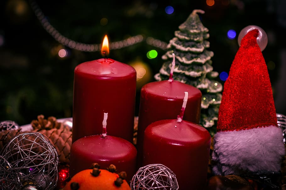 candele rosse della colonna, candela, Natale, decorazione, celebrazione, vacanza, decorazione natalizia, avvicinamento, illuminato, ornamento di Natale, albero di Natale, nessuno, albero, rosso, ardente, fuoco, vacanza - evento, fiamma, in casa, concentrarsi sulle conoscenze acquisite, Avvento, 5K
