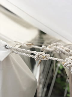corda blanca, Canadà, carretera sense nom, alberni-clayoquot c, corda, corbata, nus, tenda, borrós, campament, vaixell, junts, bokeh, regal, corda de noi, glamping, detall, oceà, mar, marí, viatjar, lligat, primer pla, cap gent, nus lligat, cadena, Color blanc, centrar-se en primer pla, enfocament selectiu, dia, força, connexió, metall, natura morta, penjant, tèxtil, a l'aire lliure, lligant, arc, enredat, 4K, CC0, domini públic, lliure de regalies
