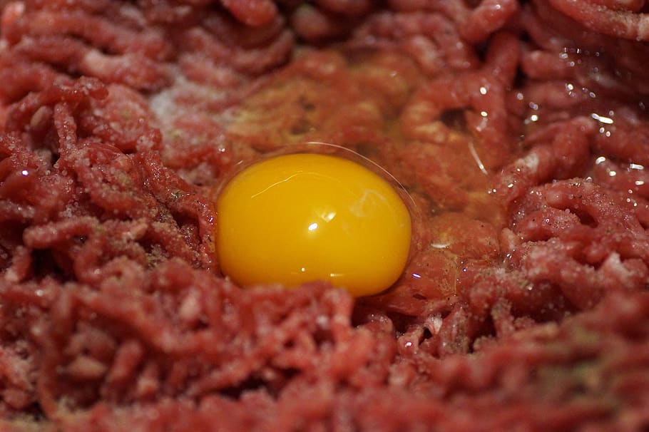 carn, picada, preparació, crua, ou, cuinar, cuina, casa, espècies, menjar, rovell, rovell d'ou, menjar i beguda, primer pla, frescor, groc, a l'interior, aliments crus, cap gent, carn vermella, alimentació saludable, ou fregit, vermell, natura morta, benestar, llest per menjar, vedella, esmorzar, carn mòlta, costat assolellat cap amunt, 5K