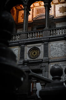 encès, llum de sostre, endins, edifici, arquitectura, barana, Anvers, pilar, estació central d’Anvers, Bèlgica, persona, humà, Torre del Rellotge, torre, finestra, cripta, estació, estació central, or, negre, marbre, barroc, estructura construïda, exterior de l'edifici, centrar-se en fons, cap gent, enfocament selectiu, vista d’angle baix, dia, ciutat, lloc de culte, història, el passat, creença, espiritualitat, temps, religió, a l'aire lliure, rellotge, destinacions de viatge, 5K, CC0, domini públic, lliure de regalies