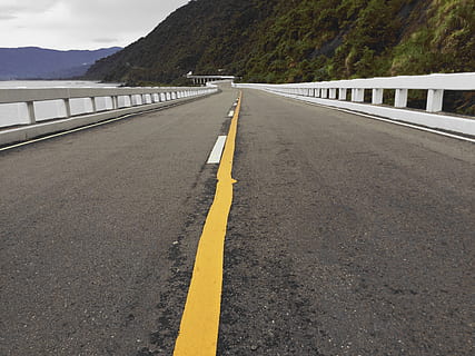 Filippine, strada, segnaletica stradale, mezzi di trasporto, simbolo, marcatura, cartello, la strada davanti, direzione, asfalto, giallo, nessuno, connessione, giorno, prospettiva decrescente, doppia linea gialla, montagna, ringhiera, strada vuota, natura, ponte, all'aperto, ponte - struttura fatta dall'uomo, linea di divisione, livello di superficie, barriera, 2K, CC0, dominio pubblico, privo di copyright