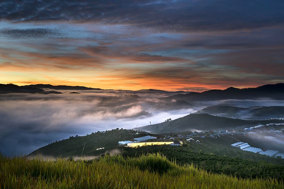 landskabsfotografering, udsigt, solnedgang, baggrund, baggrundsbelyst, skyer, cloudscape, daggry, dramatisk, skumring, aften, Mark, tåge, tåget, græs, landskab, lys, bjerge, natur, udendørs, naturskøn, silhuet, himmel, sommer, solopgang, tapet, scenics - natur, sky - himmel, skønhed i naturen, rolig scene, miljø, ro, plante, ikke-urbane scene, bjerg, jord, ingen mennesker, idyllisk, bjergkæde, vækst, 8K
