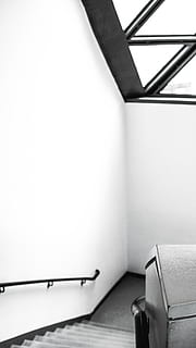 interior, ventana, negro, blanco, en blanco y negro, arquitectura, líneas de la ciudad, edificio, escalera, pasos, adentro, pared - característica de la construcción, nadie, ausencia, interior de la casa, vacío, cuarto doméstico, copia espacio, mueble, mesa, día, tecnología, de cerca, pared, naturaleza muerta, barandilla, estructura construida, lujo, limpiar, 5K, CC0, dominio público, libre de derechos