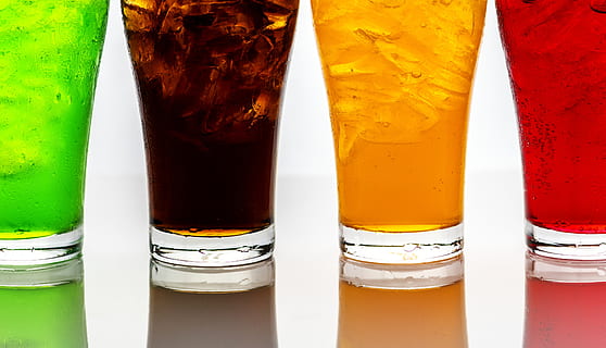fundo, bebida, bolha, cafeína, carbonatado, refrigerante, água com gás, fechar-se, Cola, frio, bebida gelada, colorida, desidratação, bebendo, fizz, efervescente, aromatizado, aromatizante, fresco, frescura, vidro, verde, cubo de gelo, líquido, refresco, comida e bebida, copo de bebida, ninguém, equipamento doméstico, ainda vida, multi colorido, álcool, dentro de casa, variação, escolha, mesa, lado a lado, grupo de objetos, vermelho, vidro - material, 4K, CC0, domínio público, royalty free